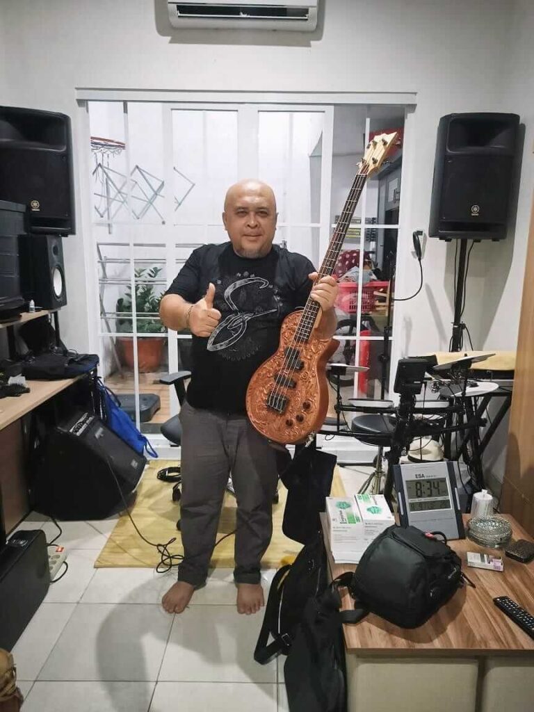 order by Jakarta gitar bas ukiran naga